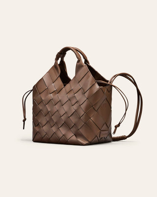 Cala Jade Misu large. A Brown woven shoulder bag on a light beige background