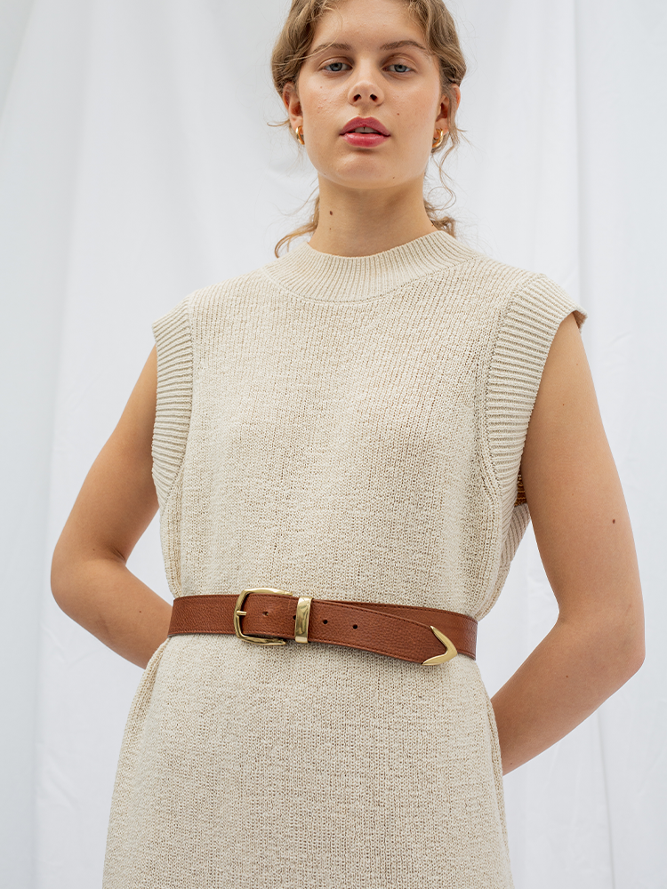 Cala Jade leather belt on model